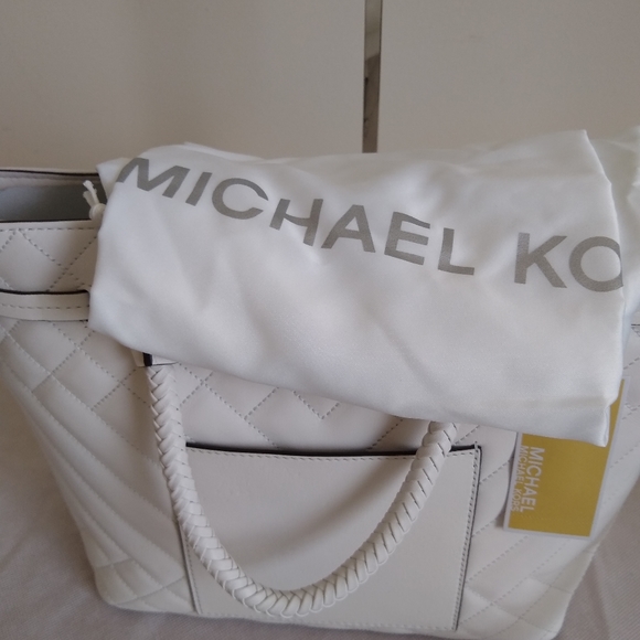 NWT - Michael Kors Blakely Bucket Bag! - Picture 5 of 9